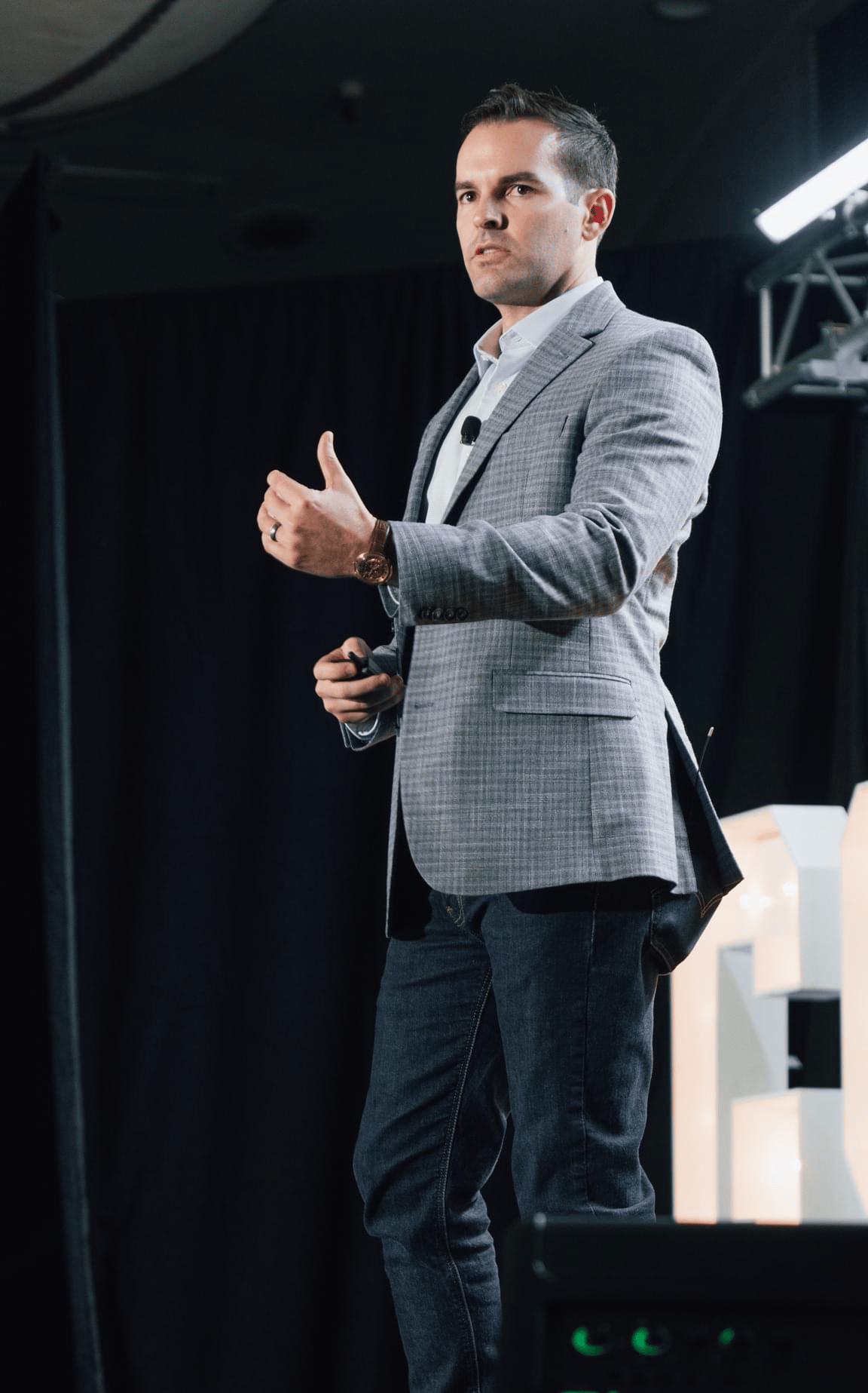 Bryce on Stage (GSD Con) - Vertical